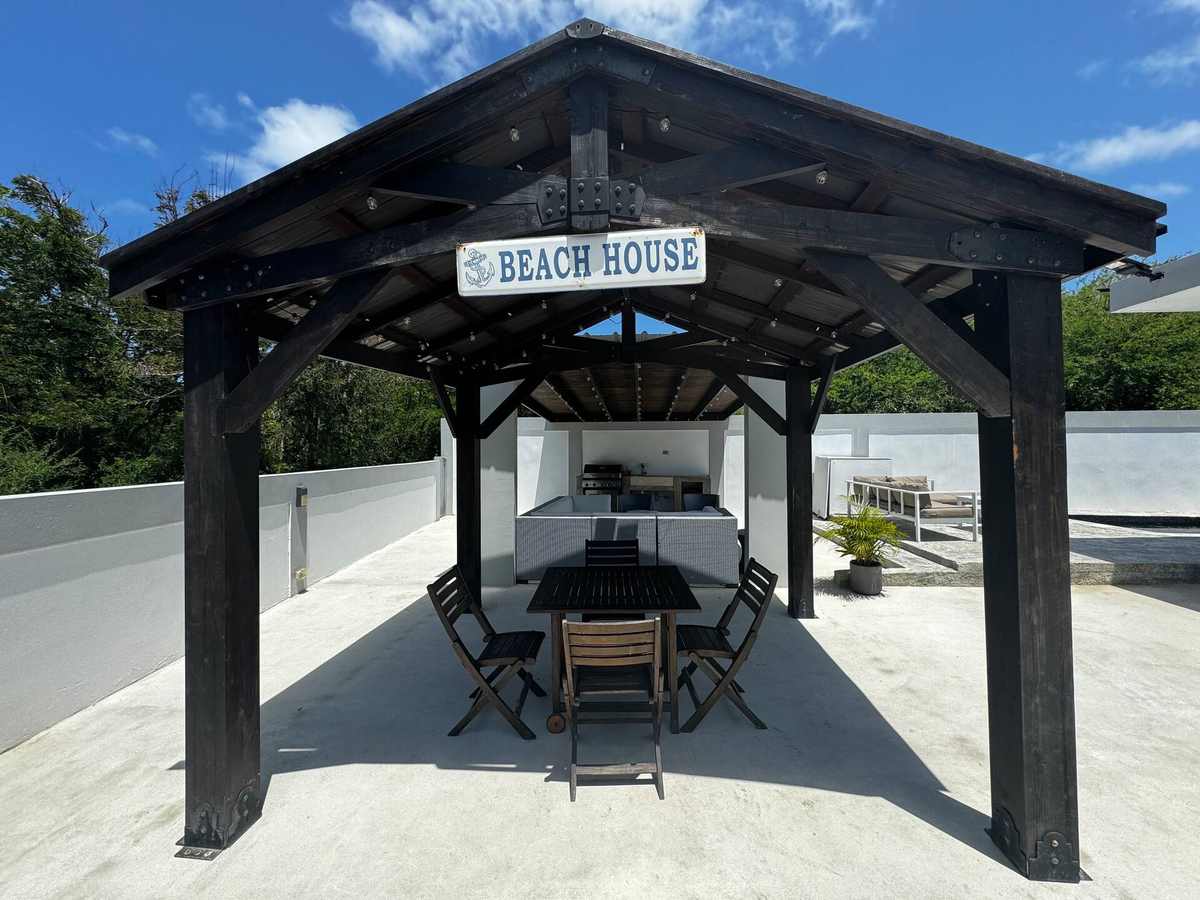 Gazebo con mesa de comedor al aire libre