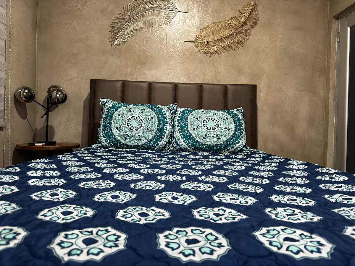 Habitación king con ropa de cama de motivo mandala