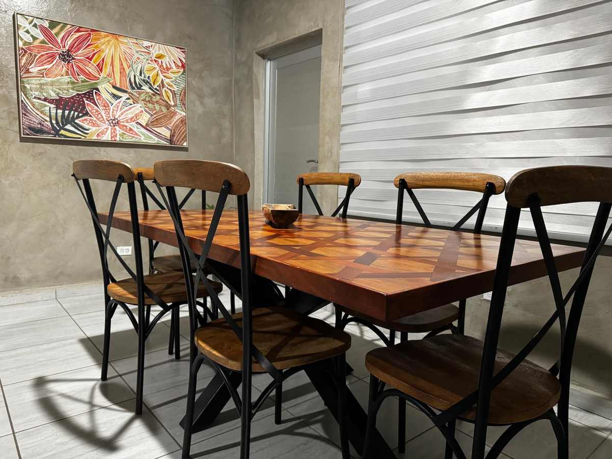 Mesa de comedor de madera para todo el grupo
