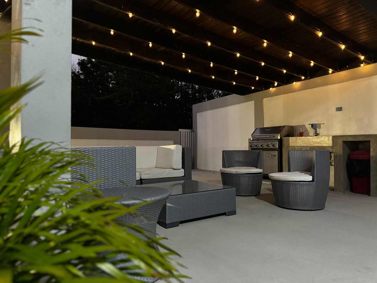 Patio con luces de cuerda de noche