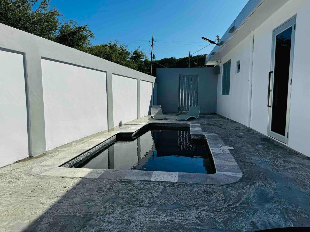 Piscina privada en el patio amurallado